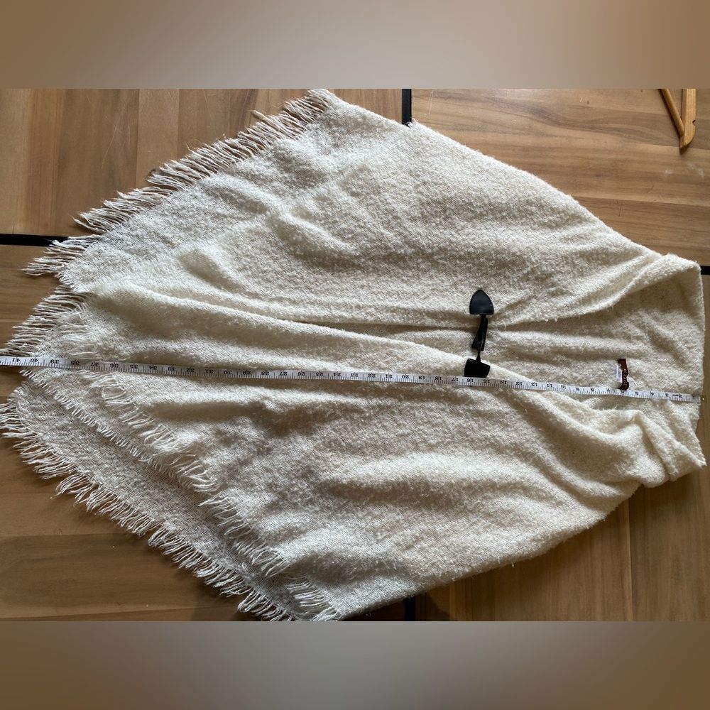 White poncho - Picture 3 of 4